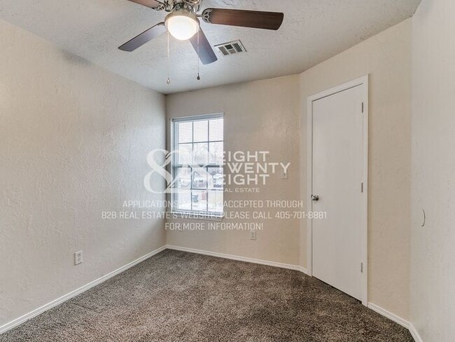 Building Photo - *AVAILABLE NOW!* Spacious 3 Bed/2.5 Bath Duplex Townhome Available in Norman!