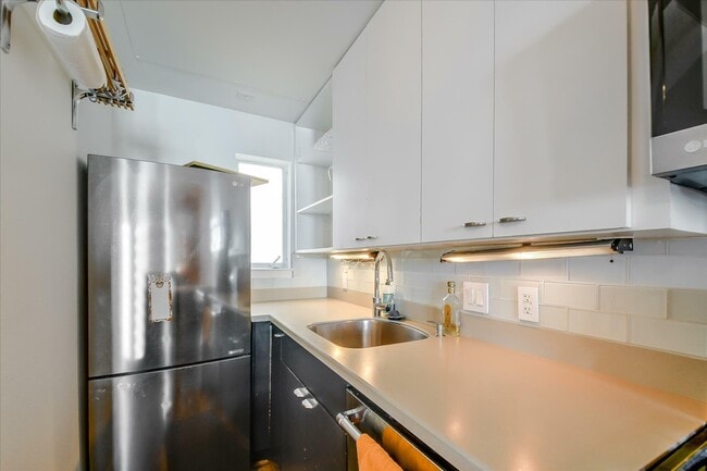 Building Photo - 144 Langton St