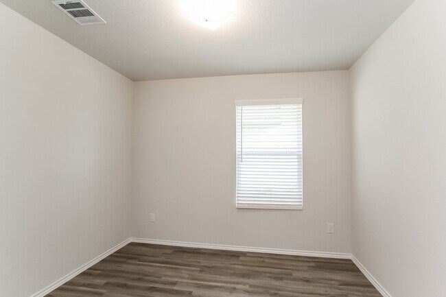 Building Photo - 8810 Lar Ree Oaks Cir