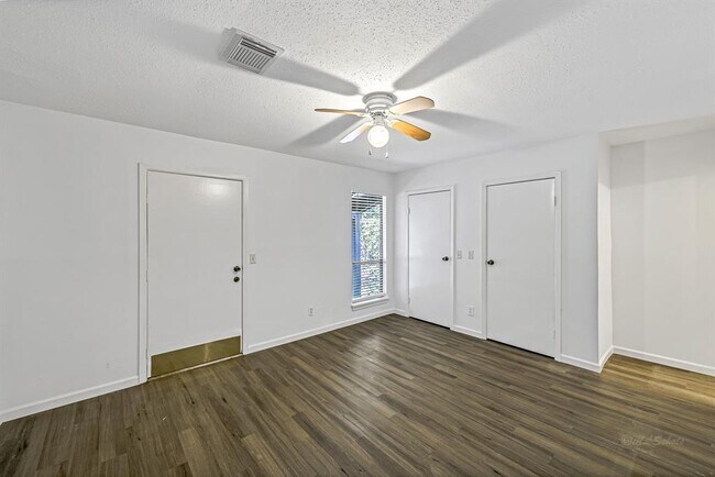 Building Photo - 32 E Rivercrest Dr