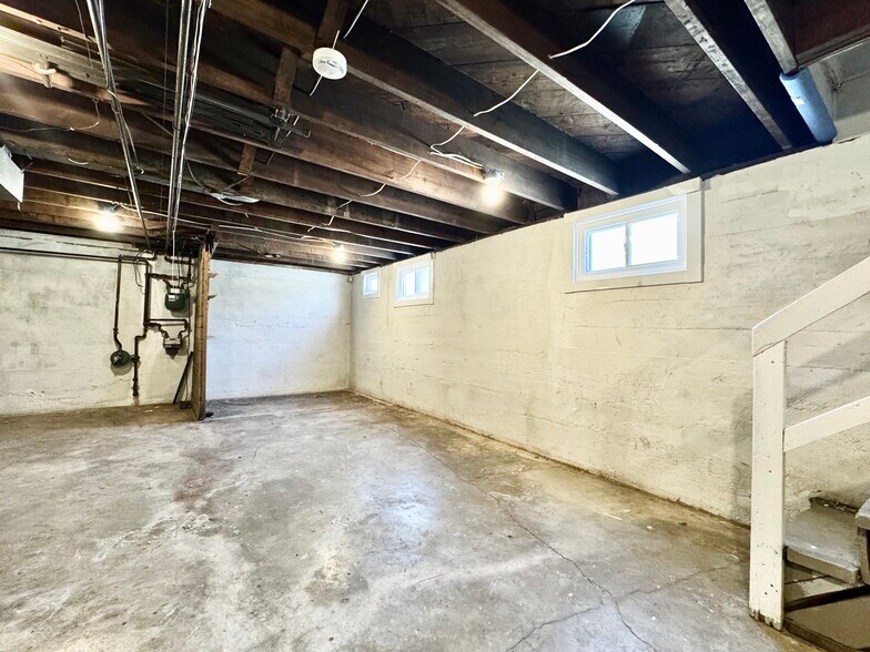 Building Photo - 9760 Clyde Ave