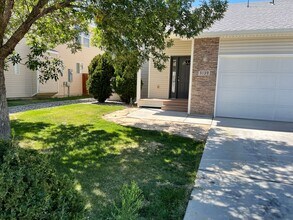 Building Photo - Check out this 3 bedroom, 2 1/2 bath, 2 ca...