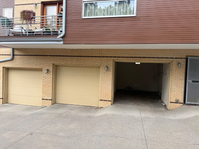Building Photo - "Spacious 3-Bedroom Townhouse Retreat in Vibrant Denver with 2.5 Baths – 2047 Sq Ft of Modern Liv...