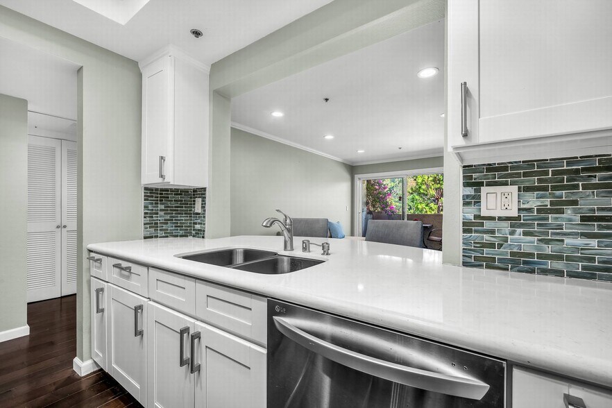 Building Photo - 501 Palisades Dr