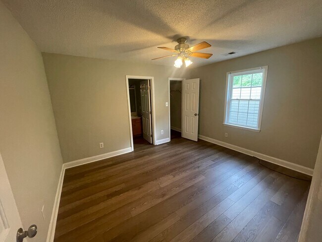 Building Photo - Available Now! Desirable 2 bed 2 bath dupl...
