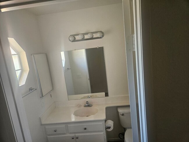 Building Photo - 3 bedroom home on cul-de-sac!