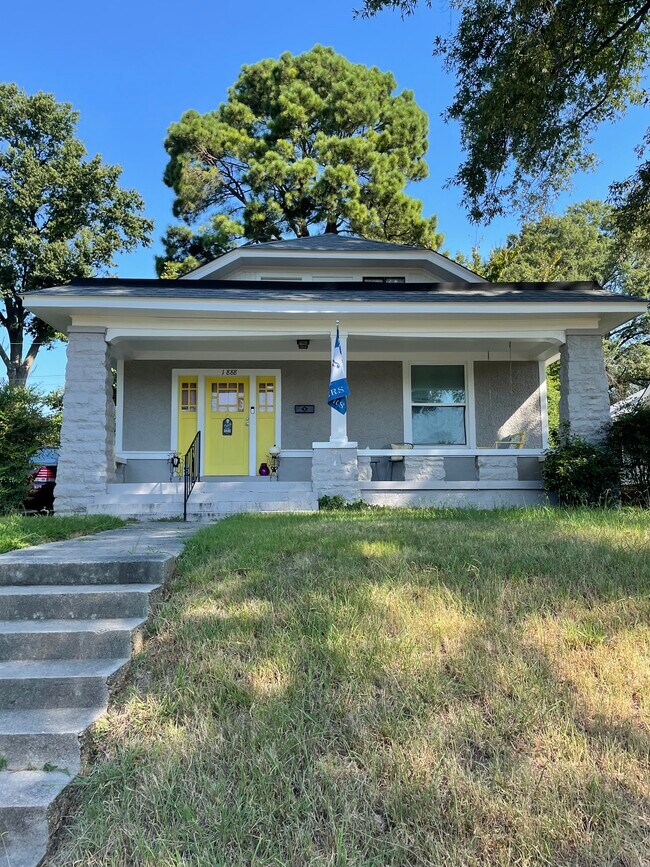 Primary Photo - 1888 Manila Ave
