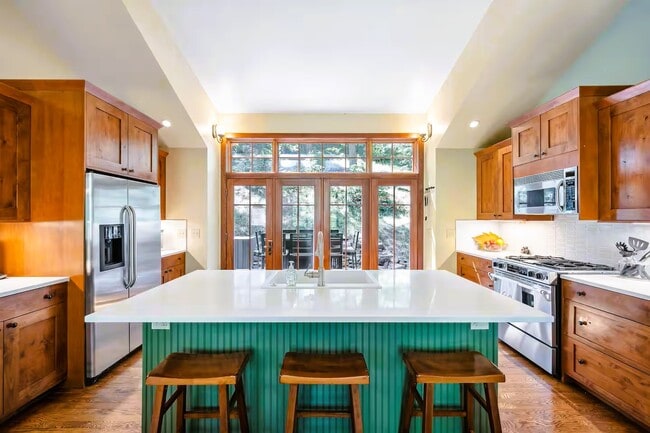 Building Photo - 738 Skyline Dr