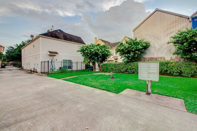 Building Photo - 1733 Tuam St