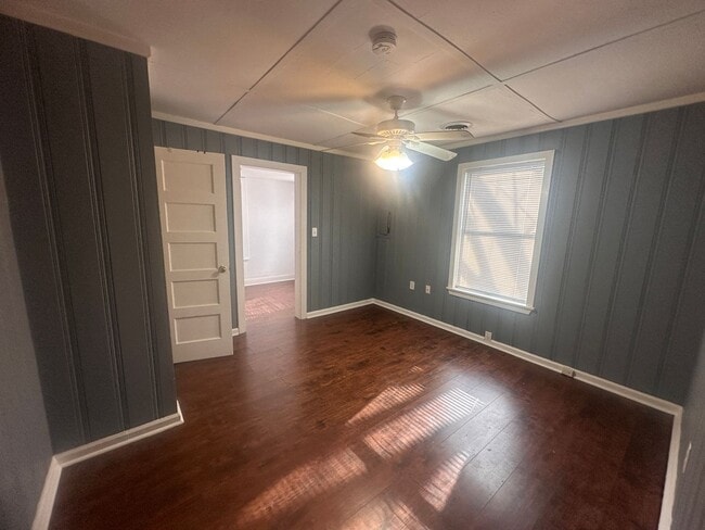 Building Photo - Cute 2 Bed 1 Bath Single Family Home