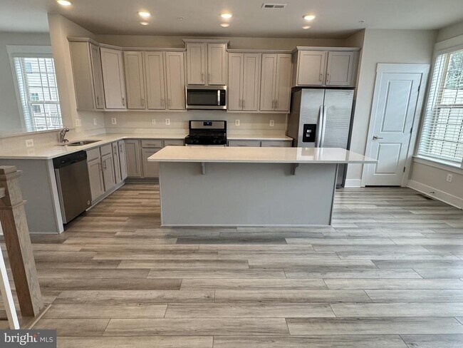 Building Photo - 201 Pomegranate Ln