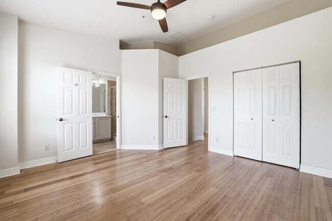 Building Photo - 127 E Thatch Palm Cir