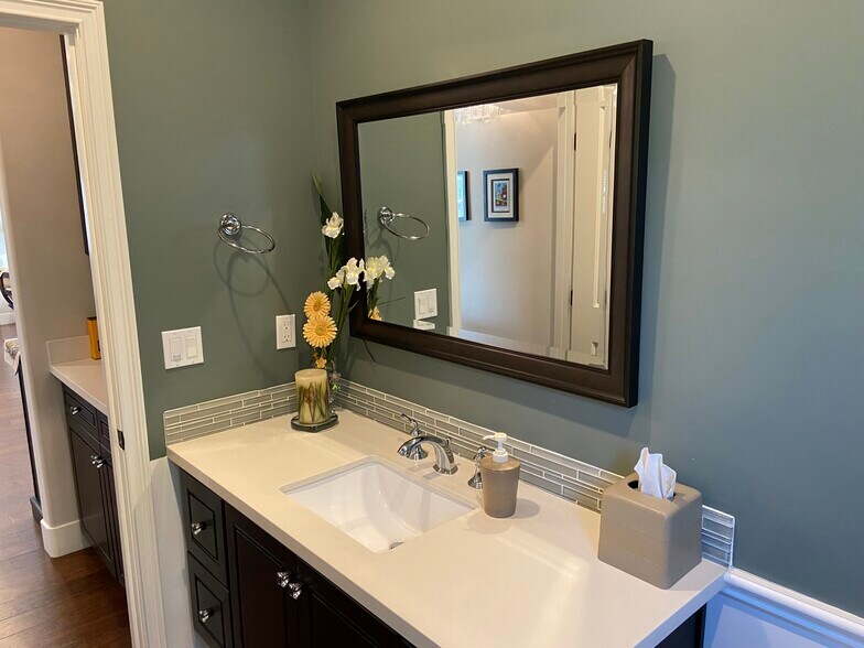 Building Photo - 4470 Stansbury Ave