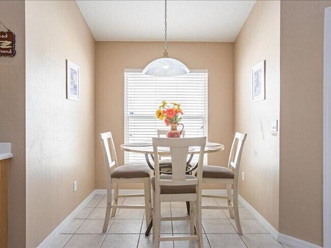 Building Photo - Stunning Fully Furnished 4-Bedroom, 3-Bath...