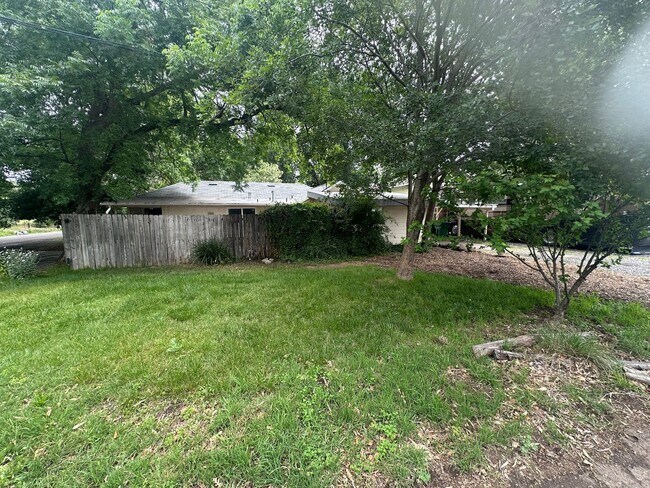 Building Photo - 2 BR w/ Bonus Room/Office