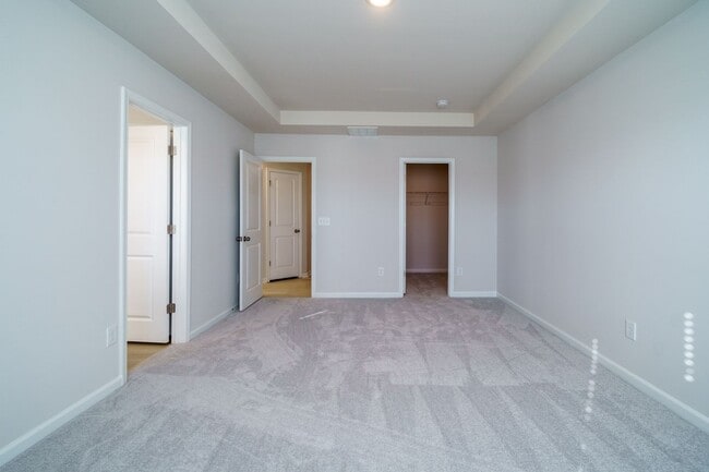 Building Photo - Almost New End Unit Townhome in desirable Chateau community