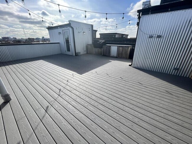 Building Photo - 1637 W Grand Ave