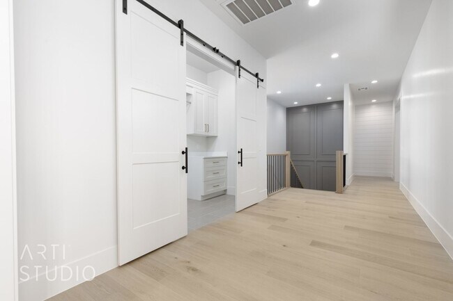 Building Photo - BRAND NEW Gorgeous 6 bed 7 bath with Pool ...