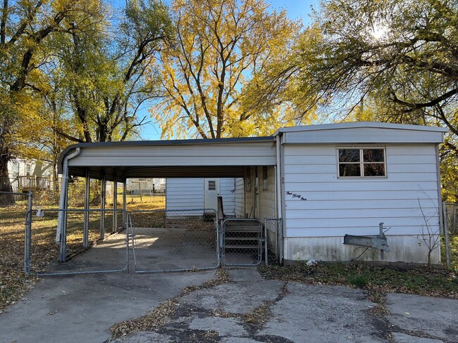 Building Photo - 3 Bedroom in quite Grandview Plaza