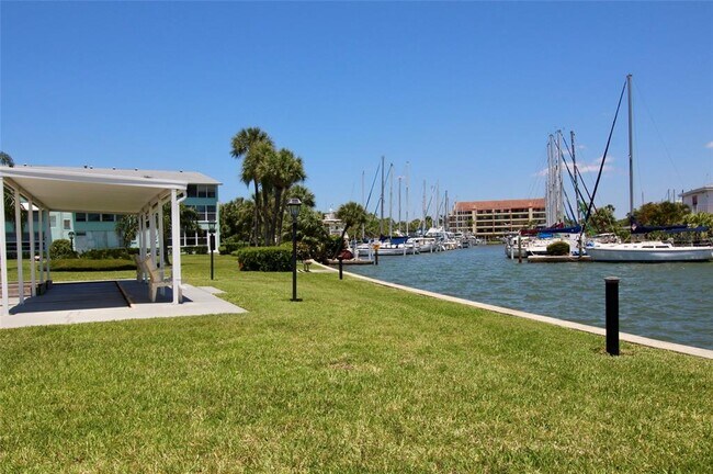 Building Photo - 1819 Shore Dr S