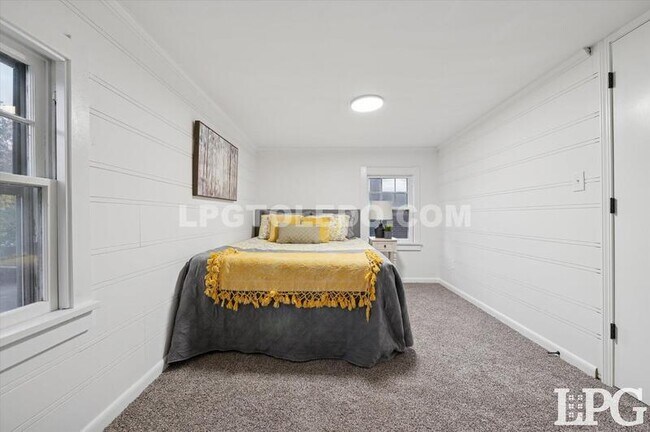 Building Photo - 1044 Hawk St