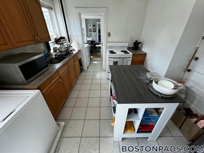 Building Photo - 208 Kelton St