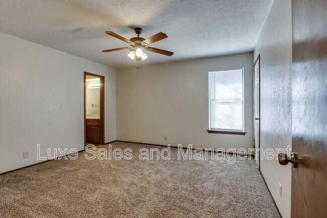 Building Photo - 6004 Paramount Dr