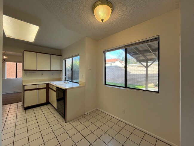 Building Photo - MOVE-IN READY 4+2.5 w/family room + large primary suite!