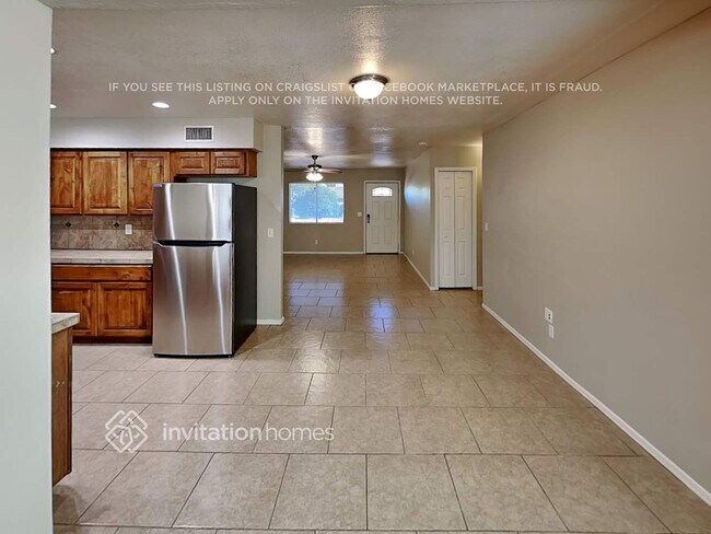 Building Photo - 7844 E Glade Ave