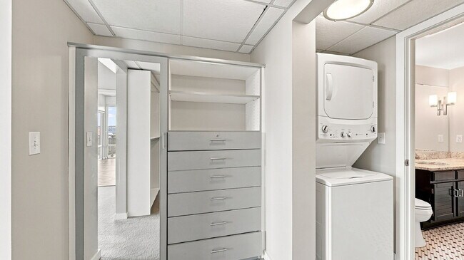 Building Photo - $2,820.95- 2 bed, 1 bath Condo in the heart of Denver with In Unit Laundry!