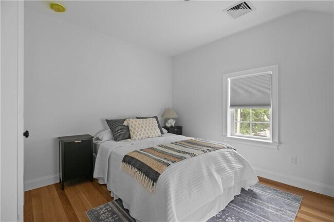 Building Photo - 34 E Bowery St