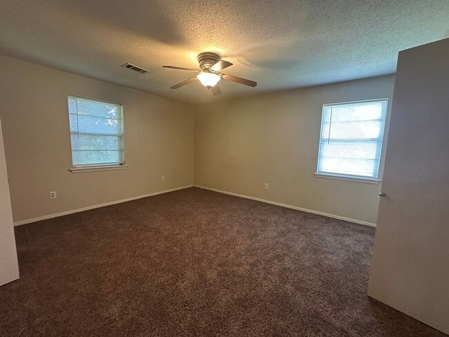 Building Photo - Introducing a charming 3-bedroom, 2-bathro...