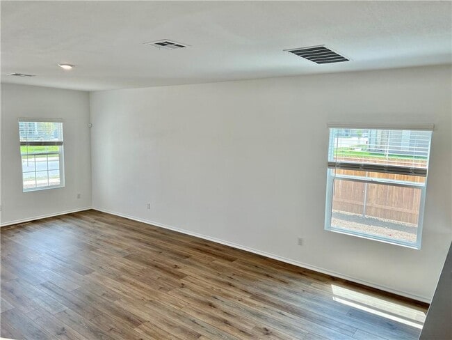 Building Photo - 290 Silver Glen Dr