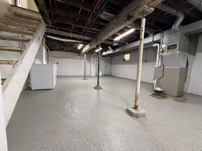 Building Photo - Updated 3BR 1.5 bath house with office/ of...