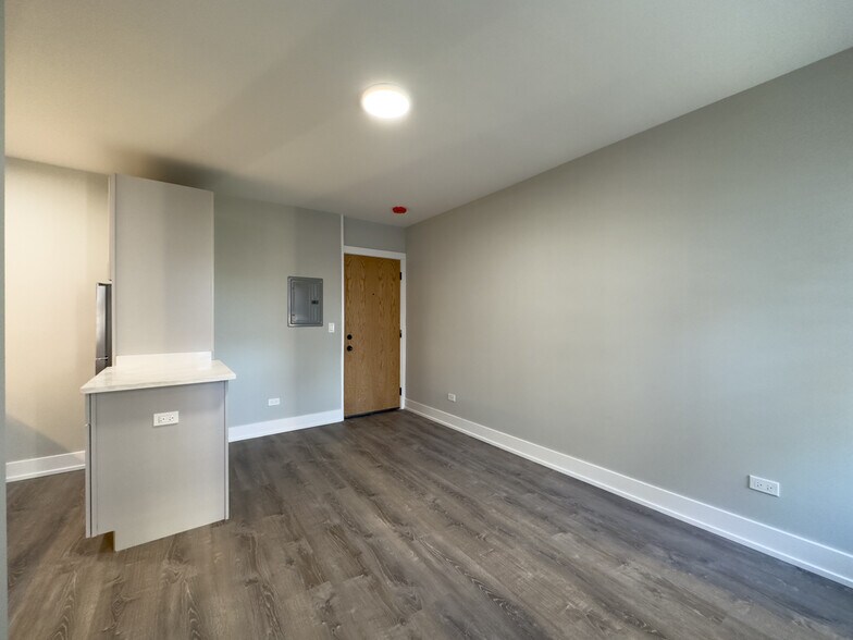 Building Photo - 545 W Belmont