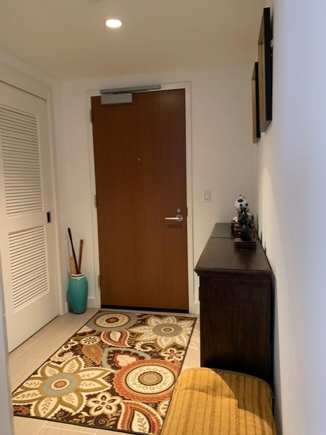 Building Photo - Fully Furnished 2B+office/2 BA/2 Parking on High Floor Corner Unit with Ocean View