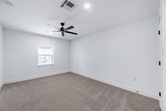 Building Photo - 8658 Sonneville Dr