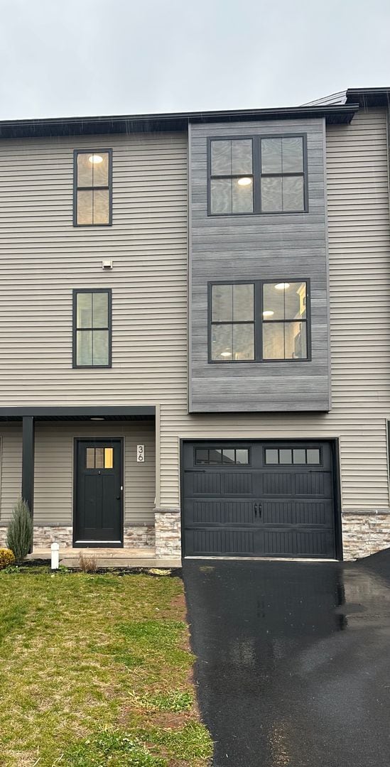 Building Photo - Beautiful Townhouse Available in York