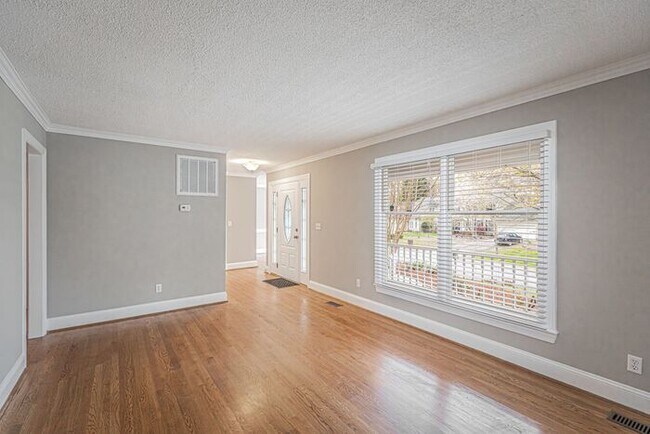 Building Photo - NW Large Updated Home! LR, DR, Den, FP, Ha...