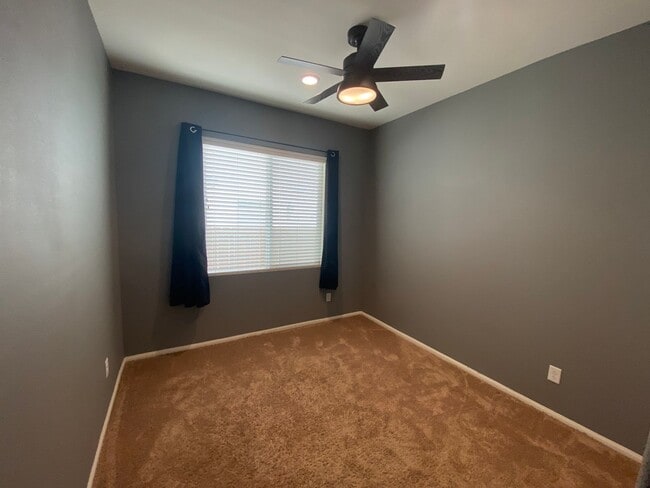 Building Photo - Rosamond 4 bedroom