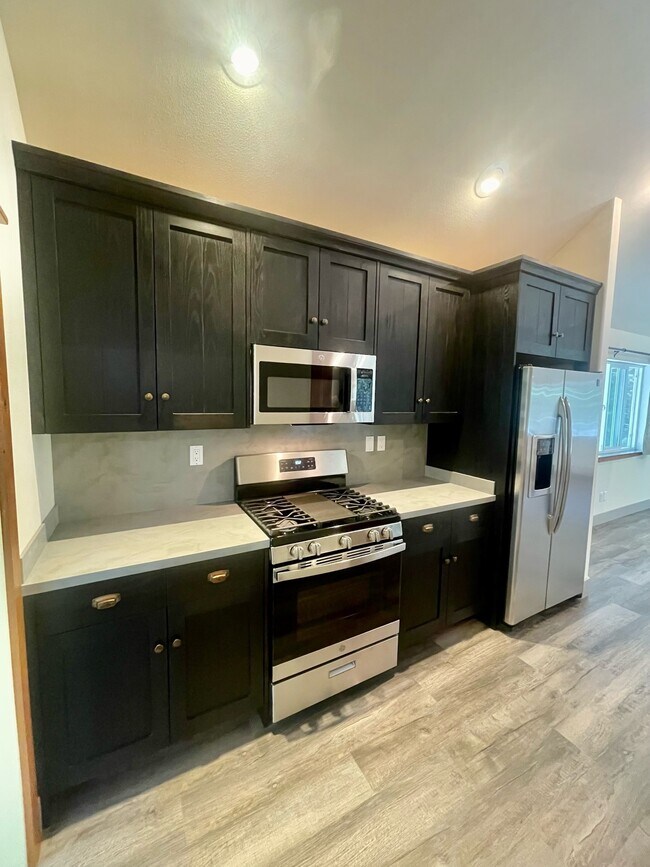 Building Photo - 10375 Laurentian Way