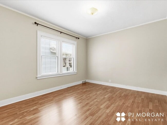 Building Photo - 5022I