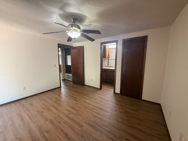Building Photo - 1015 Swan Lake Ct