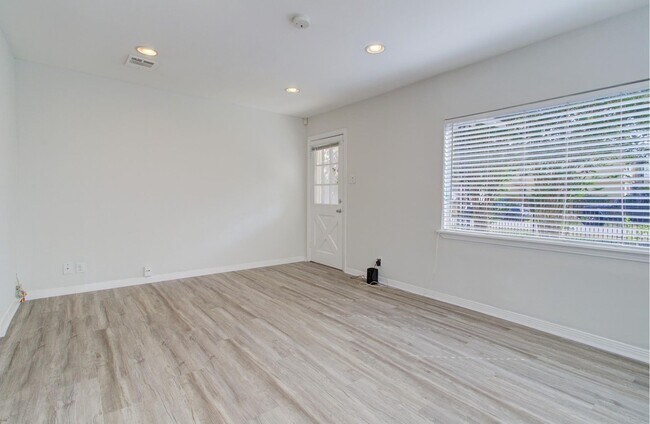 Building Photo - 5704 Darling St