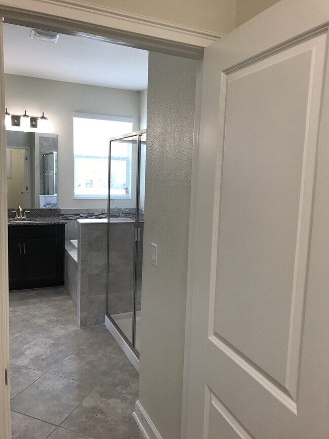 Building Photo - Just Listed! Newer 4/3 Home at The Oaks in...
