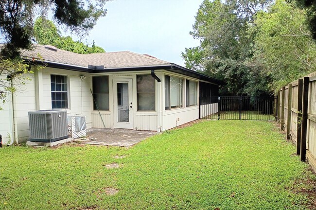 Building Photo - 727 Gilda Dr
