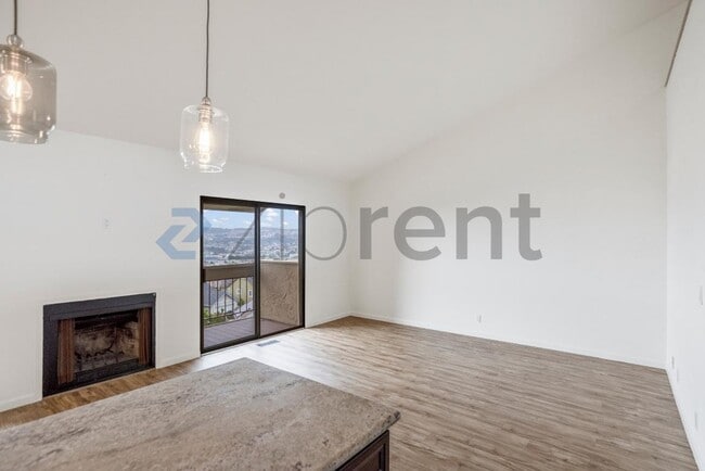 Building Photo - 647 Stonegate Dr