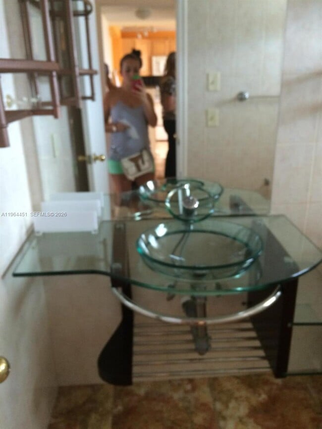 Building Photo - 609 NE 14th Ave