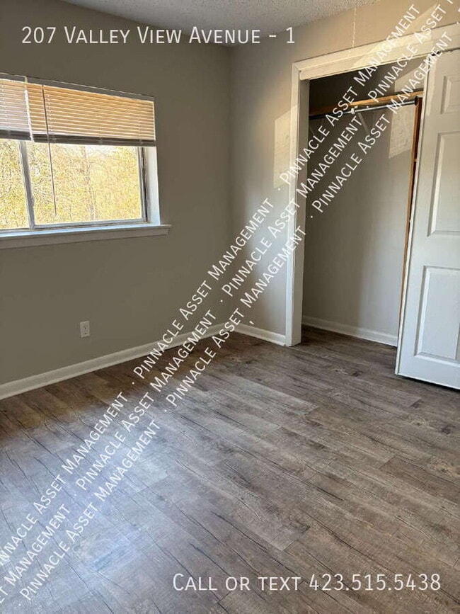 Building Photo - 207 Valley View Ave