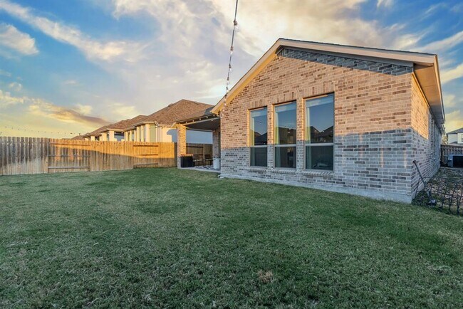 Building Photo - 1909 Sir Nathaniel Ln